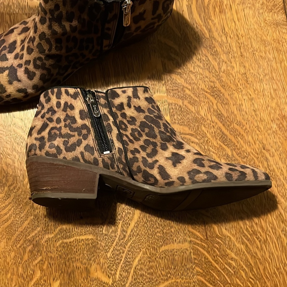 Leopard print Circus ankle boots. Size 9. - Picture 4 of 9